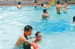 Trẻ nô nức học bơi, bể bơi quá tải dịp hè